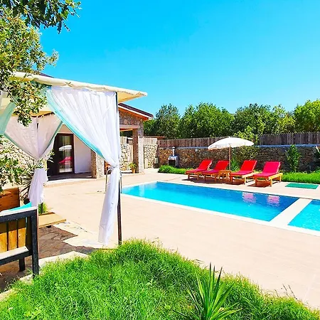 Kayakoy'de Jakuzili, Havuzlu, Cocuk Havuzlu Muhafazakar Villa *
